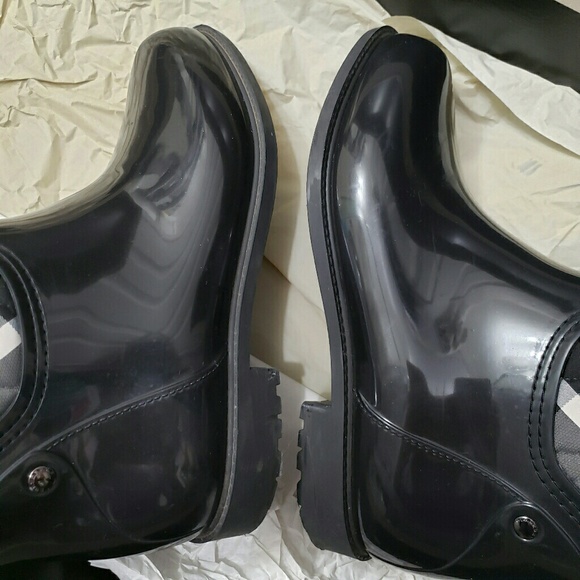 Burberry Quilted Patent Rainboot US 6 - Picture 3 of 8